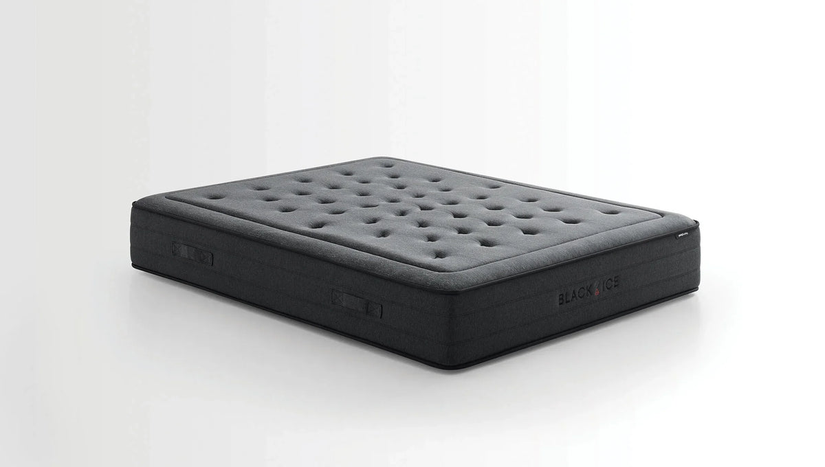 Los zwart Black Ice matras op witte achtergrond