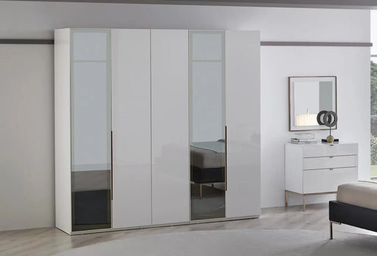 Legato draaideurkast met vijf deuren in wit, met spiegels, naast een witte commode