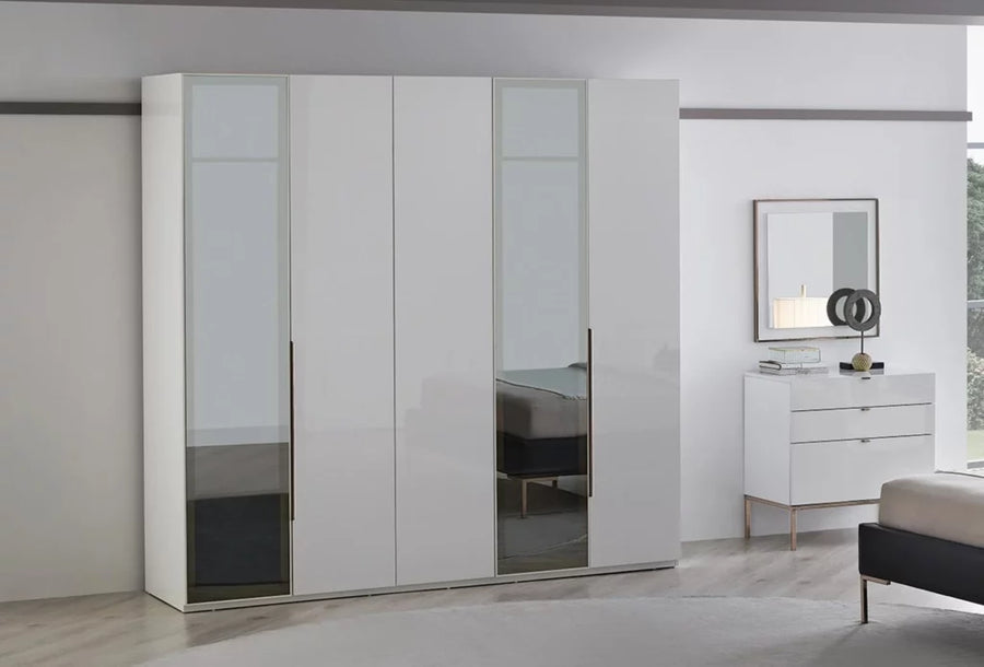 Legato draaideurkast met vijf deuren in wit, met spiegels, naast een witte commode