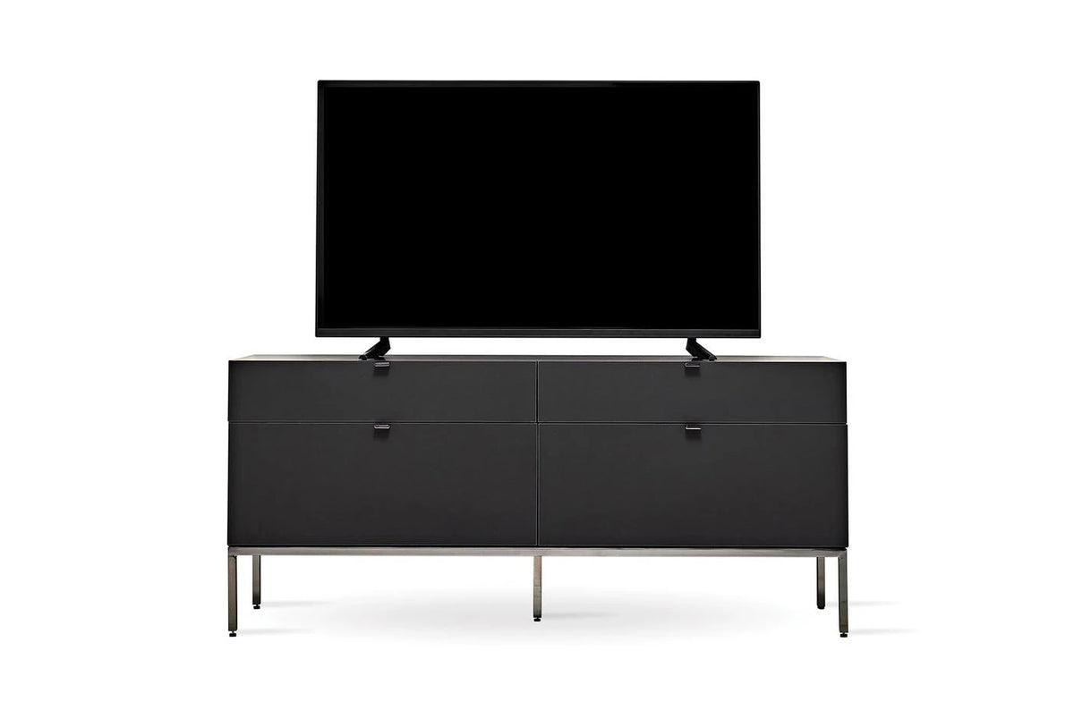 Legato tv-kast in mat zwart met televisie erop, op zwarte metalen poten
