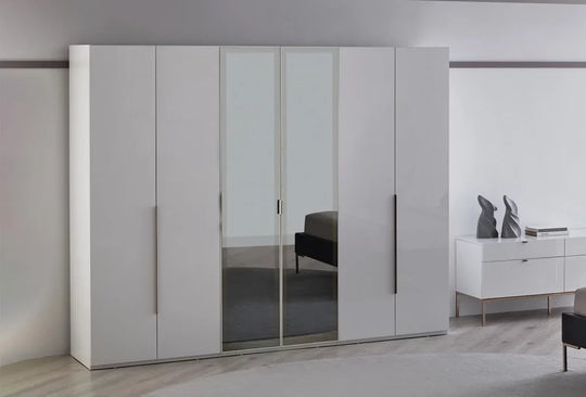 Legato draaideurkast met zes deuren in wit, met spiegel, in een lichte slaapkamer