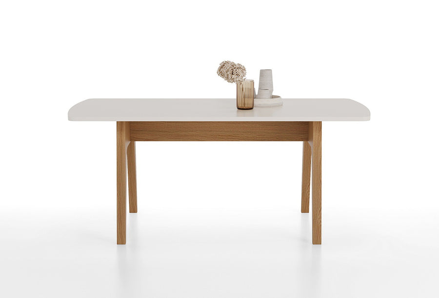 Marsana eettafel van opzij, met de eiken poten in beeld