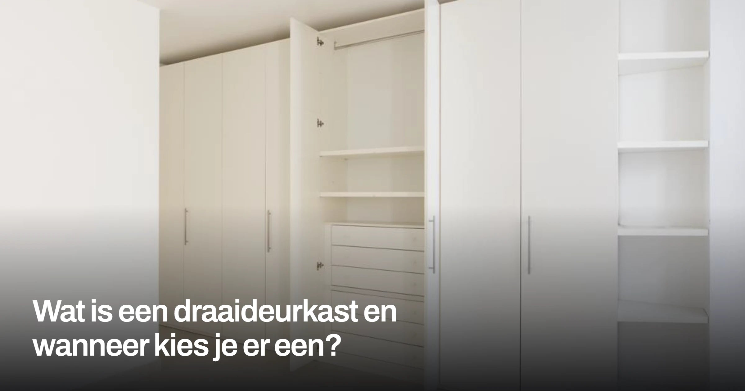 Draaideurkast met open deuren in een slaapkamer van Ela Wonen
