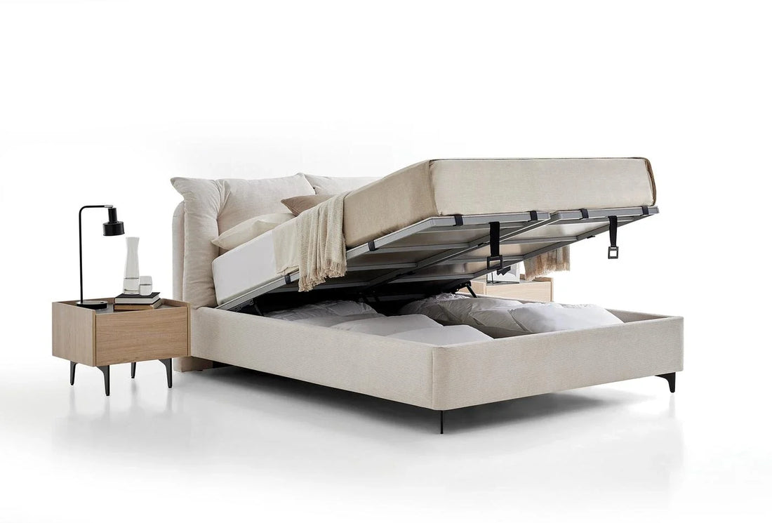 Bed met opbergruimte van Yatas Bedding in de slaapkamer