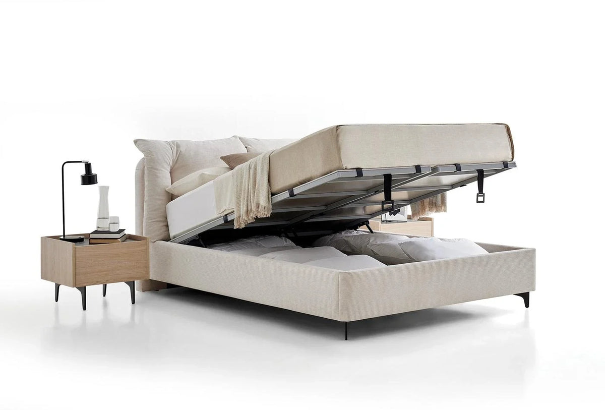 Bed met opbergruimte van Yatas Bedding in de slaapkamer