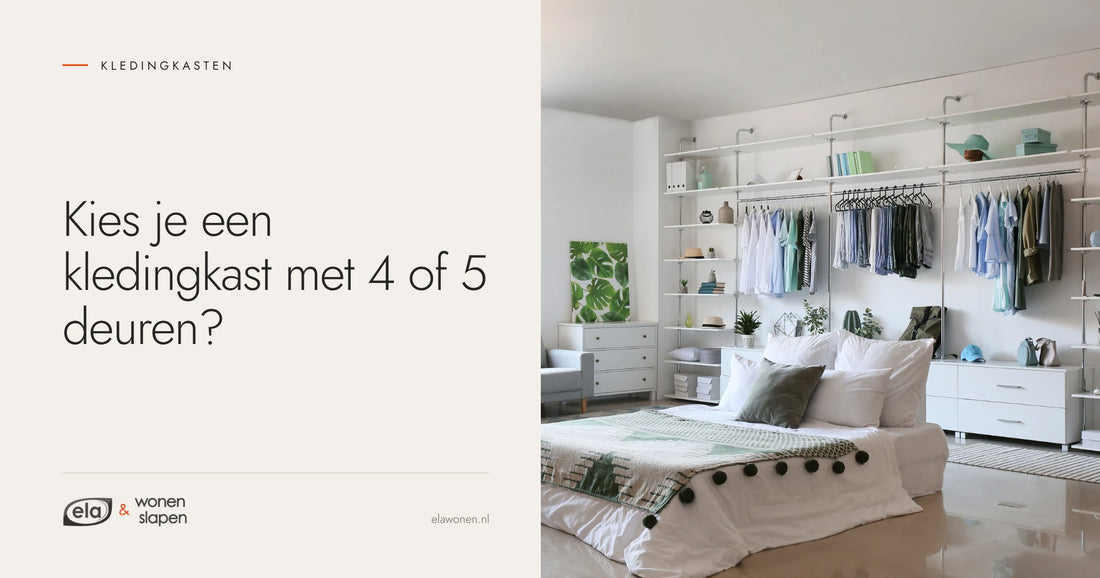 Slaapkamer met een open kledingwand met hangende kleding en planken