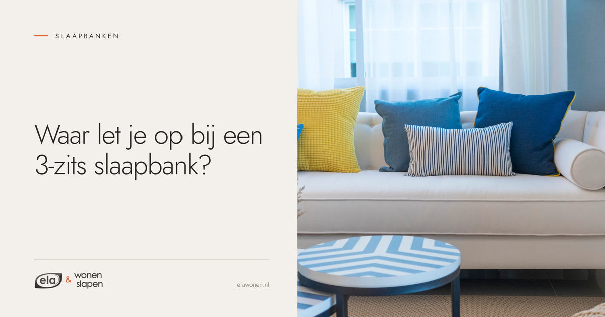 Lichte 3 zitsbank met gekleurde kussens voor een raam in een woonkamer