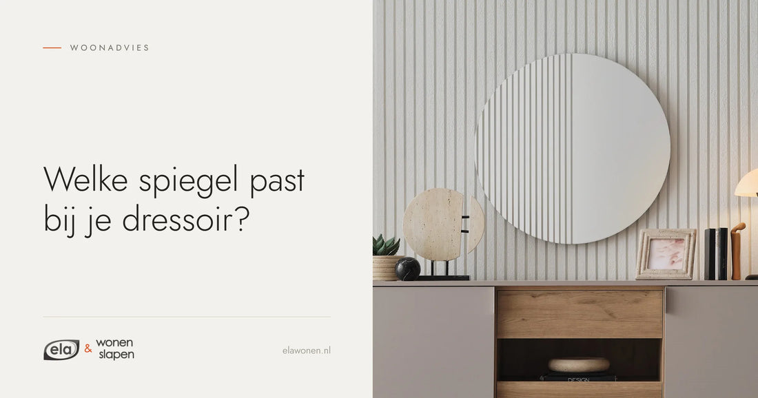 Ronde spiegel boven een licht dressoir met een lamp en decoratie