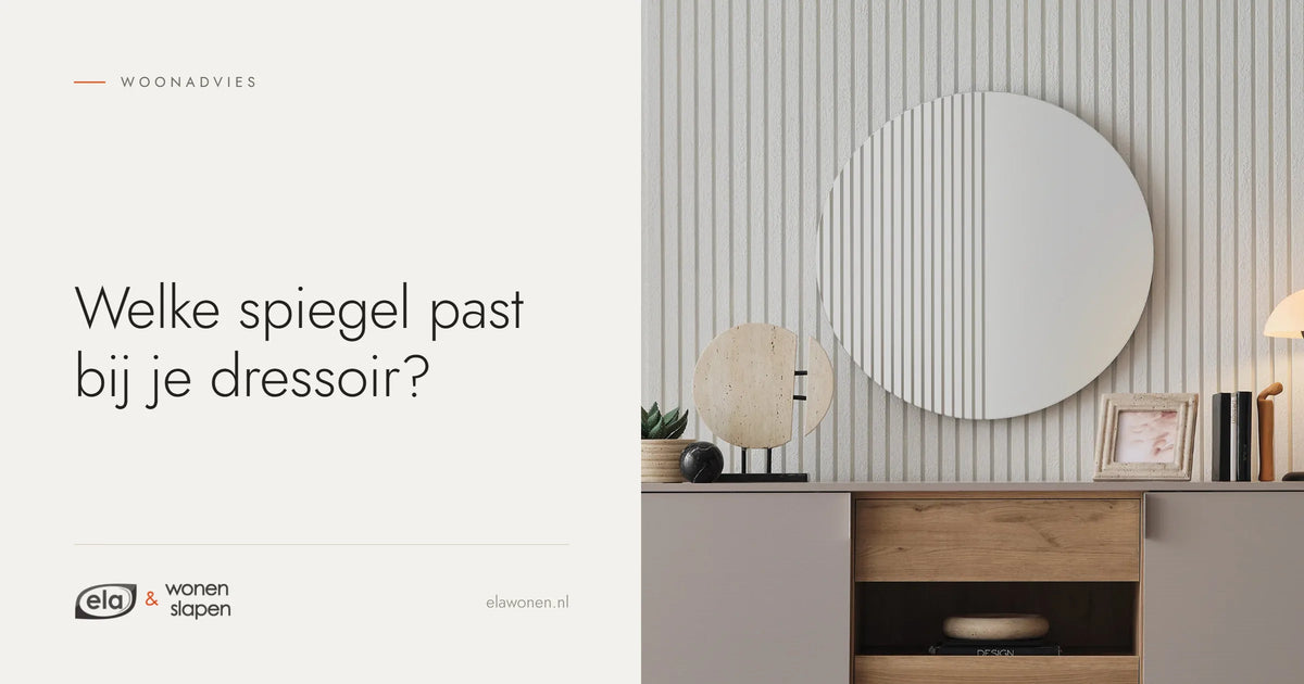 Ronde spiegel boven een licht dressoir met een lamp en decoratie