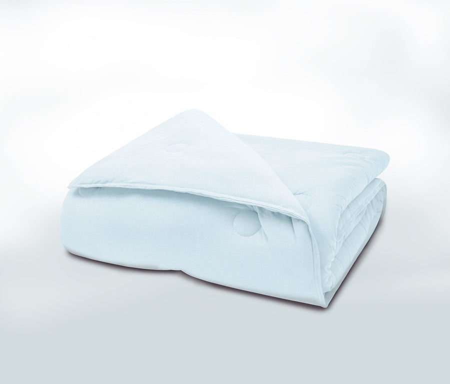 Lupa Soft deken van Yatas Bedding in ijsblauw, opgevouwen