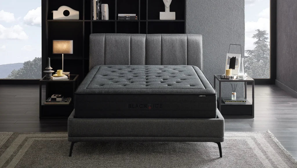 Zwart Black Ice matras op een grijs bed met verticaal gestikt hoofdbord in een slaapkamer