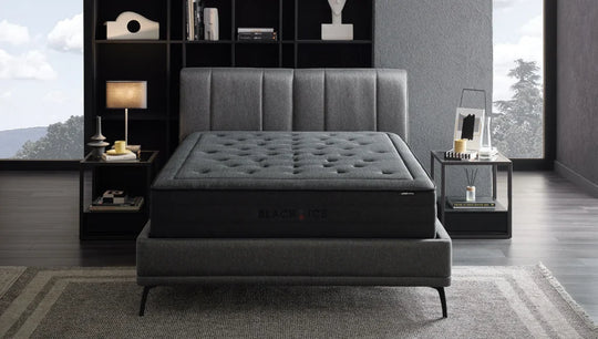 Zwart Black Ice matras op een grijs bed met verticaal gestikt hoofdbord in een slaapkamer