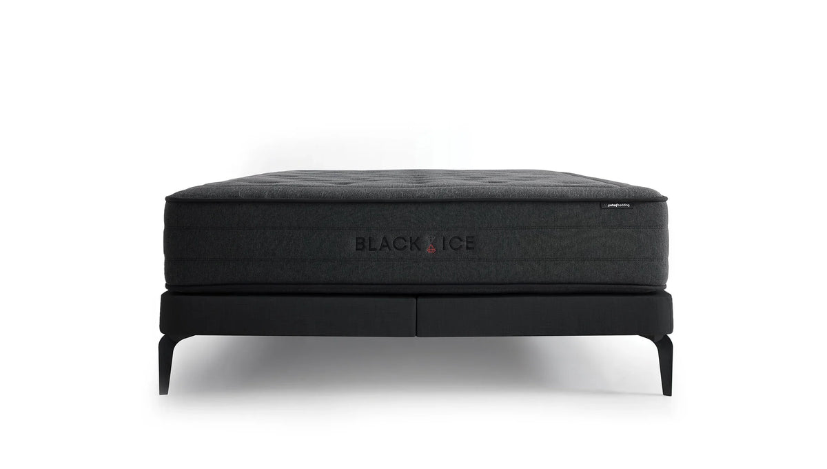 Black Ice matras recht van voren op een zwarte bedbodem met metalen poten