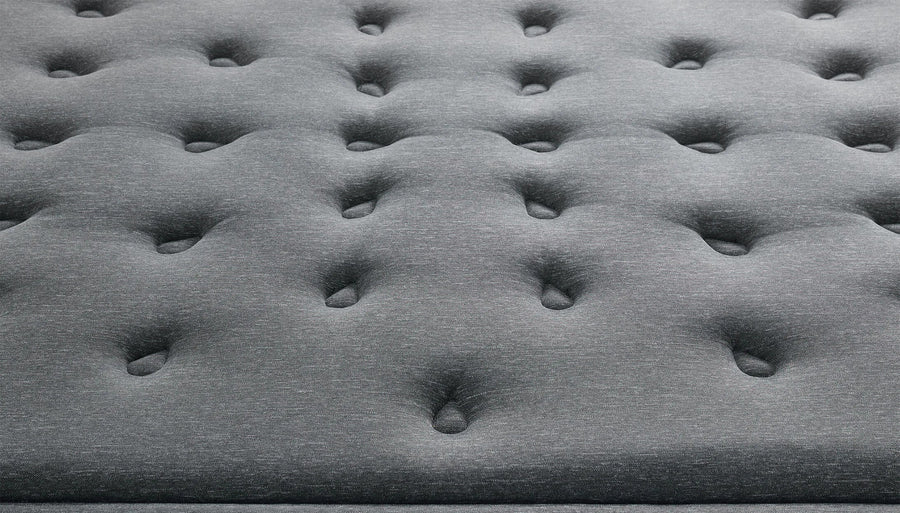 Detail van de zwarte getufte bovenkant van het Black Ice matras