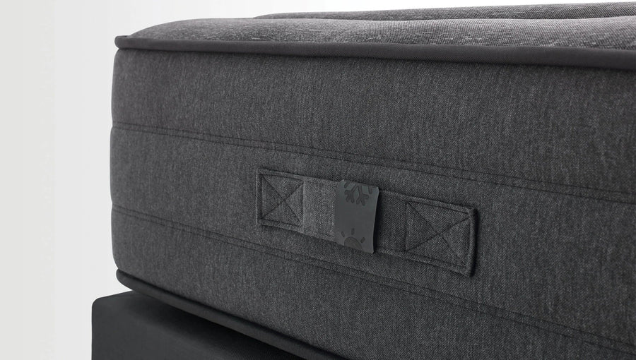 Close-up van de donkergrijze zijkant van het Black Ice matras met label