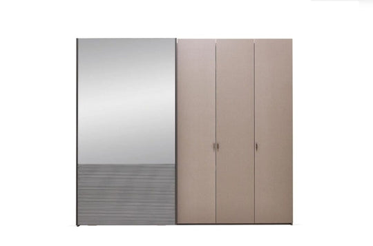 Berta kast met een spiegelende schuifdeur naast twee draaideuren in beige