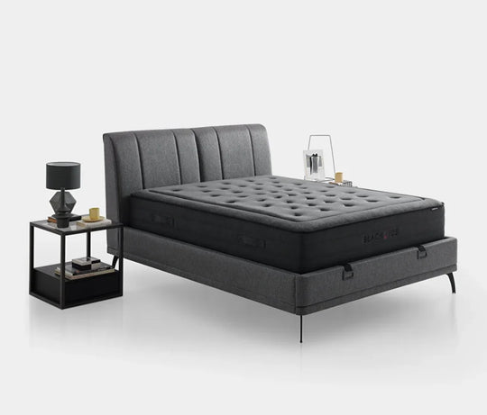 Black Ice baza met geopende opbergruimte en donker matras, met bijzettafel