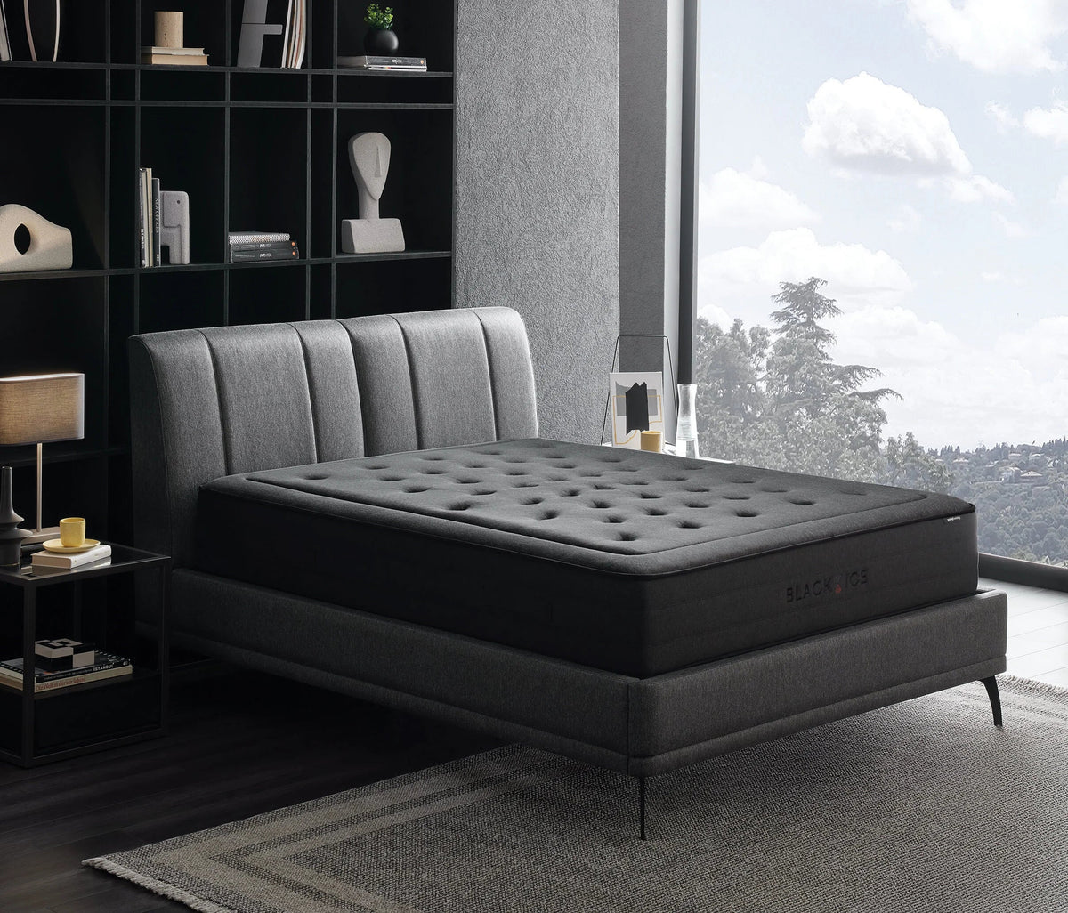 Black Ice boxspring in een donkere slaapkamer met wandkast en raam