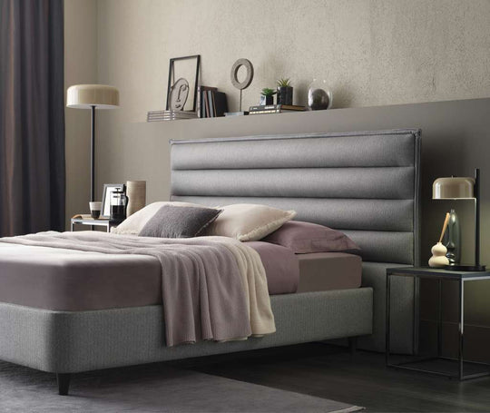 Cool en Wool baza boxspring opgemaakt met roze beddengoed in een slaapkamer