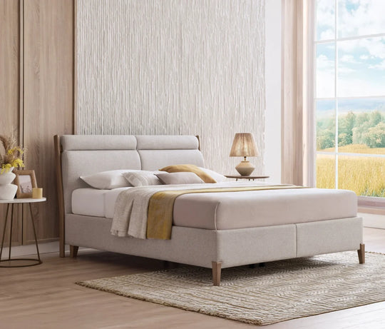 Ergonomic Air baza boxspring in creme stof met houten accenten in de slaapkamer