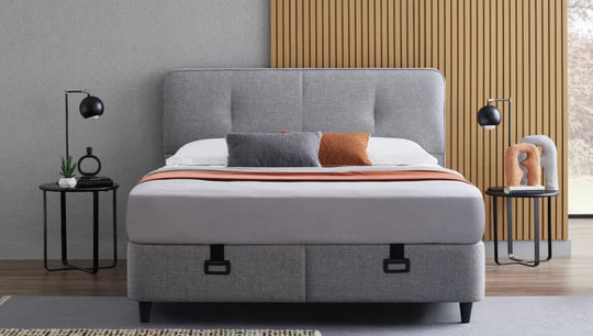 Lotto baza boxspring in grijs, opgemaakt in een slaapkamer met houten lattenwand