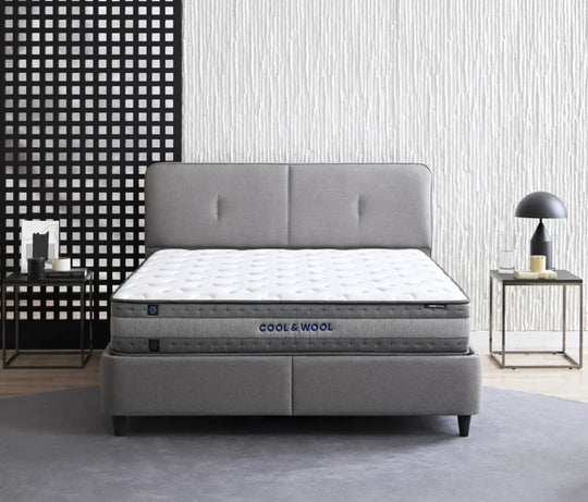 Lento boxspring in grijs met Cool en Wool matras, met decoratieve wand en bijzettafel