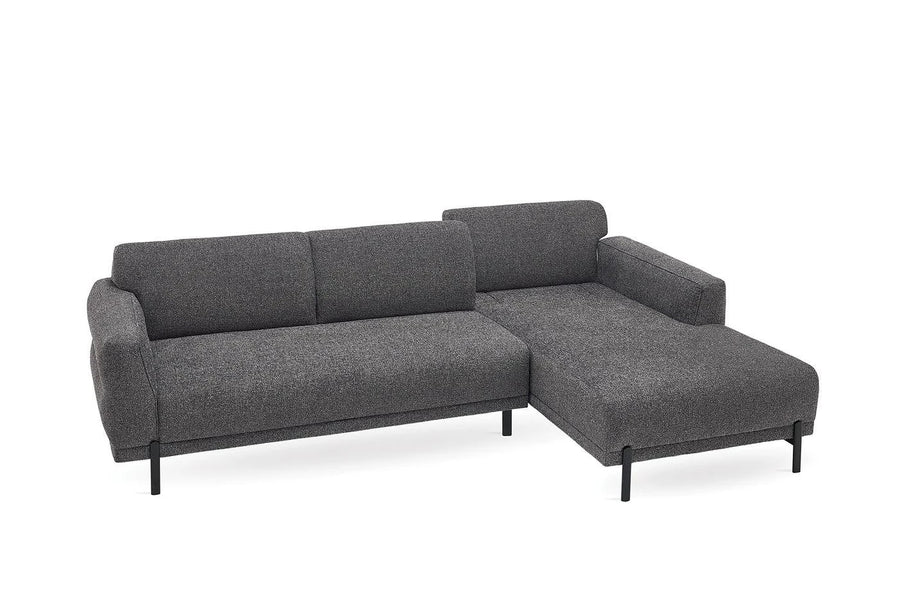 Terra hoekbank in antraciet van opzij met de chaise longue rechts en zwarte poten