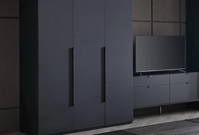 Legato kasten in zwart als wand in een donkere slaapkamer met tv meubel