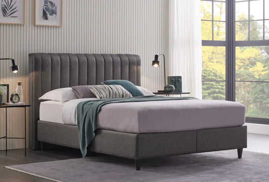 Lento baza 140x200 met hoofdbord, opgemaakt met lila beddengoed en petrol plaid