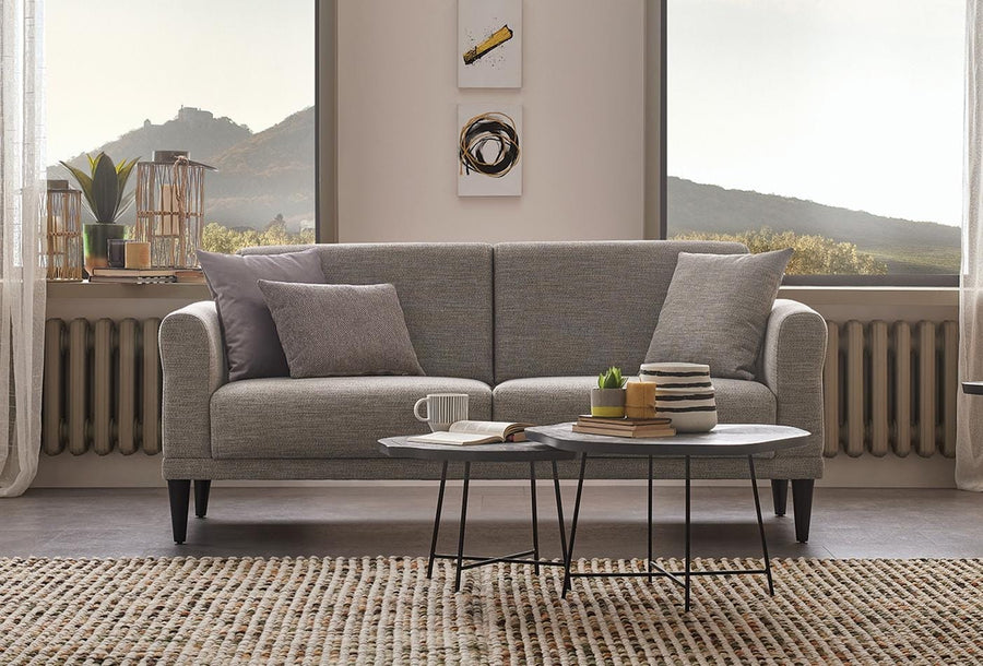 Loreto bank in een woonkamer met radiator en ronde bijzettafels