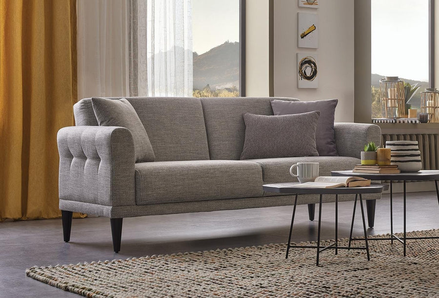 Loreto bank in een woonkamer met okergele gordijnen