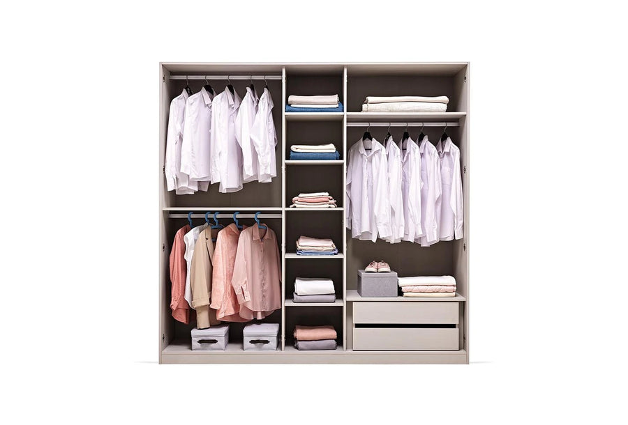 Loreto vijfdeurskast van binnen, met hangende kleding, legplanken en laden