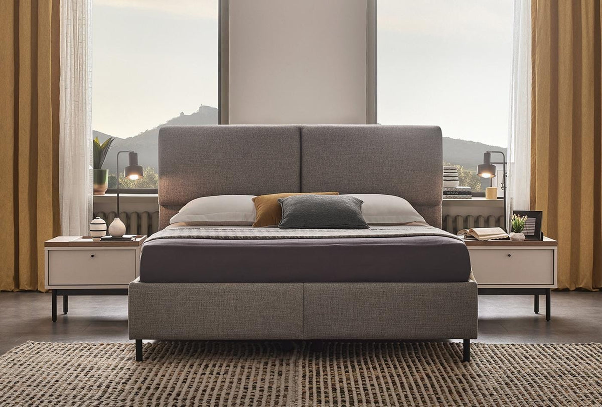 Loreto baza bed in een slaapkamer met gordijnen en uitzicht