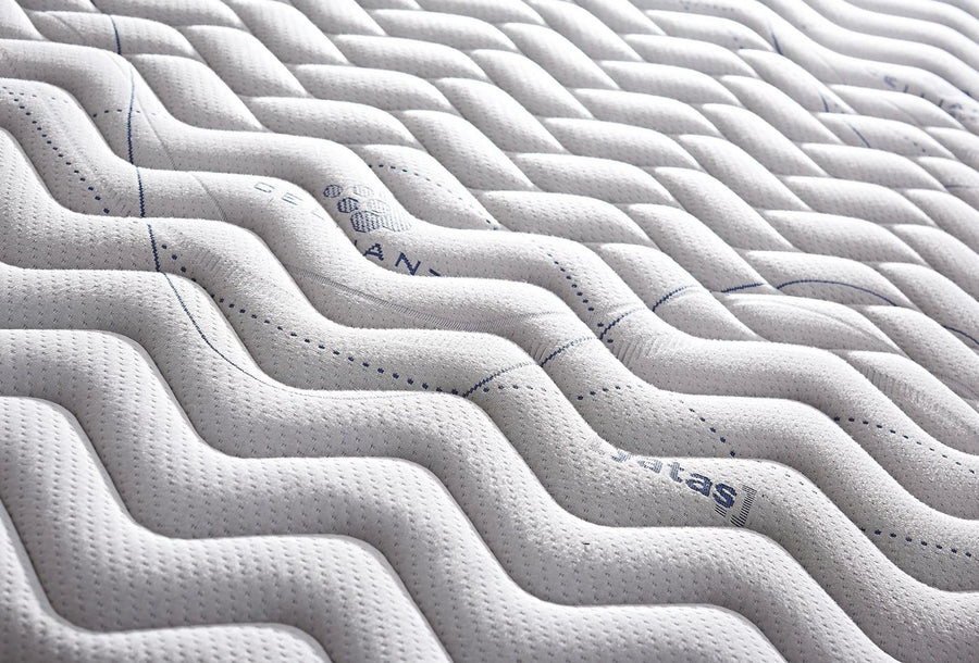 Detail van de witte golvende stiksels op het Athletic matras
