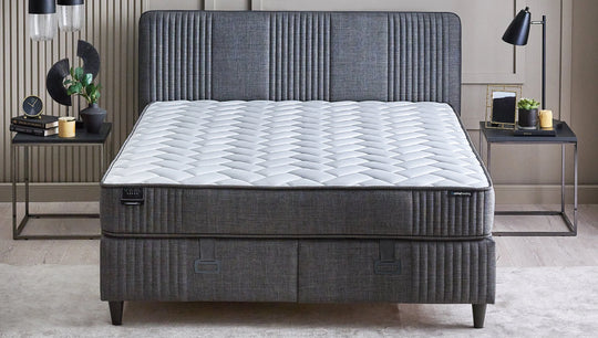 Wool Sense Pro matras op een donkergrijze boxspring met hoofdbord, vooraanzicht
