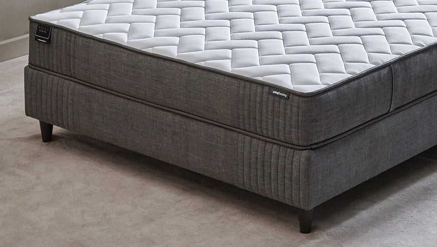 Hoek van het Wool Sense Pro matras met wit gestikte bovenkant en grijze zijkant