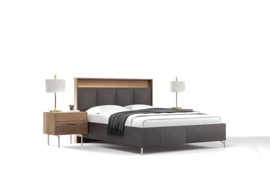 Pavia bed met hoofdbordwand en twee nachtkastjes met schemerlampen