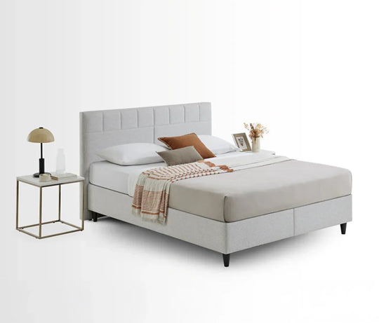 Supreme Sleep baza boxspring in creme stof, opgemaakt met plaid en bijzettafel