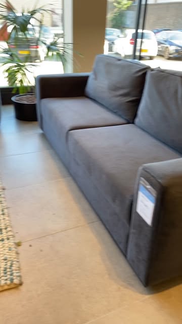 Grijze bank in de showroom
