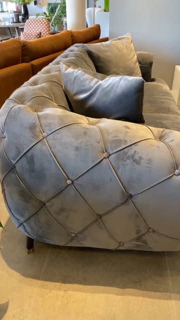 Grijze fluwelen fauteuil met capitonné