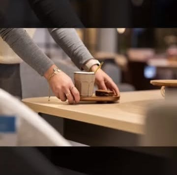 Kopjes koffie op een houten tafel in de showroom