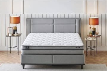 Grijs bed met matras en twee nachtkastjes