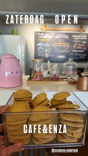 Koekjes en een roze waterkoker bij Cafe en Enza in de showroom