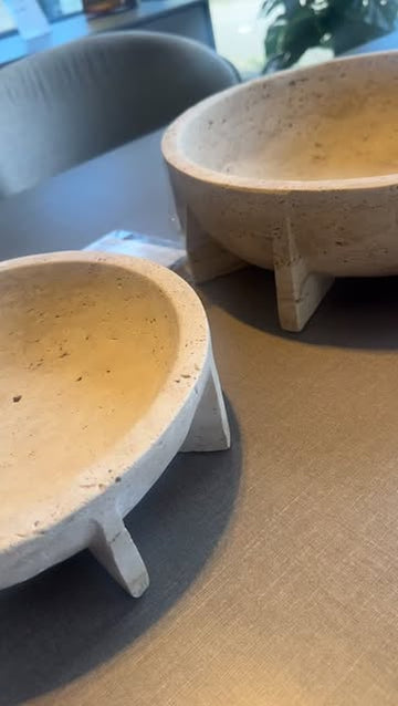 Stenen decoratieschalen van dichtbij