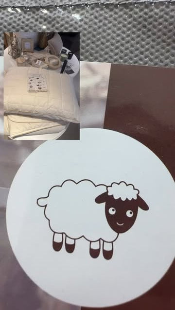 Dekbed met een schaapje op de verpakking in de showroom