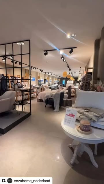 Enza Home showroom in Rotterdam met bedden en meubels