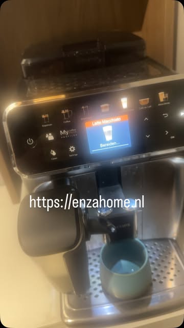 Koffiemachine in de showroom met de website enzahome.nl in beeld