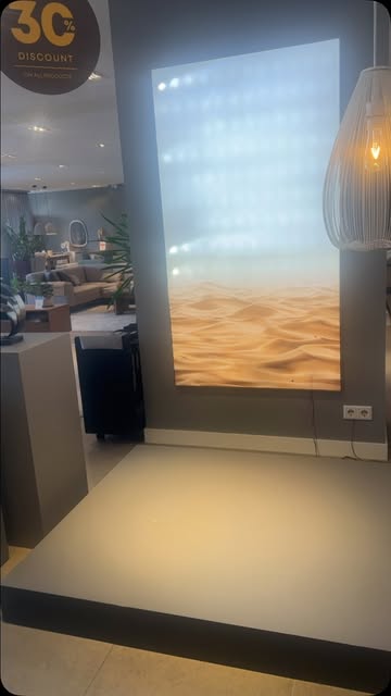 Showroom met een groot scherm en een slaapkamer opstelling